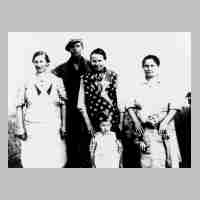 106-0095 Im Bild von links Frau Auerhan, Heinz Schumann, Frau Schumann mit Tochter Helga und Frida Laupichler mit Tochter Charlotte .jpg